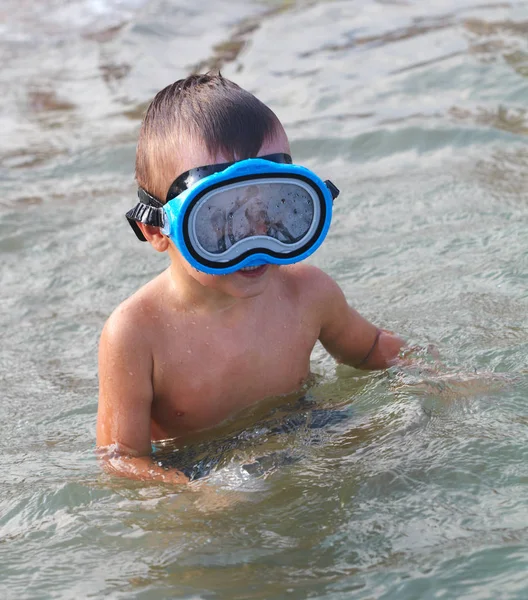 Petit garçon masqué pour plonger — Photo