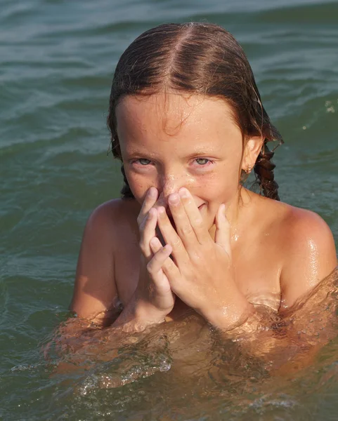 Meisje speelt in de zee — Stockfoto