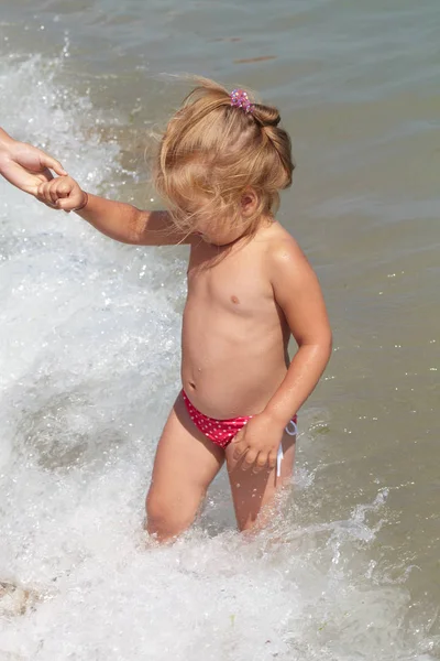 Petite fille joue dans la mer — Photo