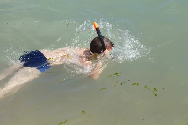 Küçük çocuk maskeli dalış için — Stok fotoğraf