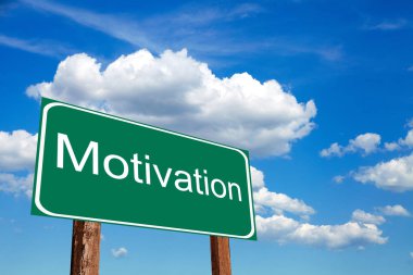 Motivasyon. Bulutlar ve gökyüzü ile yol işareti