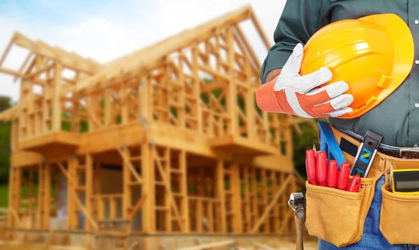 Mature contractor and frame of the cottage — Stock Photo, Image