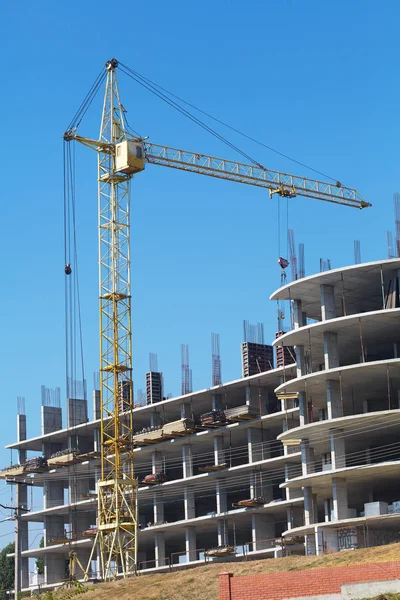 Guindaste de construção e construção em construção — Fotografia de Stock