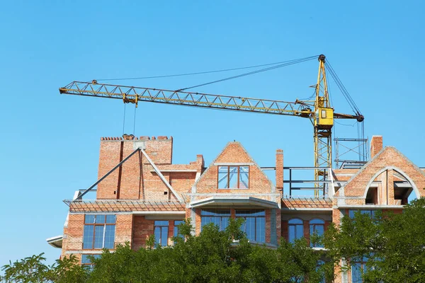 Opbouw van de kraan en gebouw in aanbouw — Stockfoto