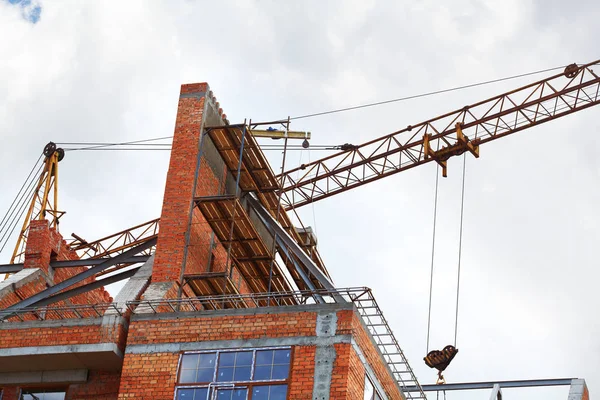 Opbouw van de kraan en gebouw in aanbouw — Stockfoto