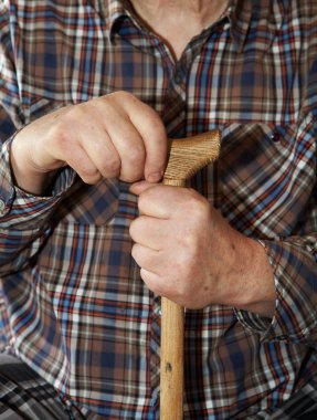 Yaşlı adam ellerini kamışı ile