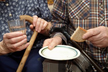 Yaşlı bir çift. Yoksulluk