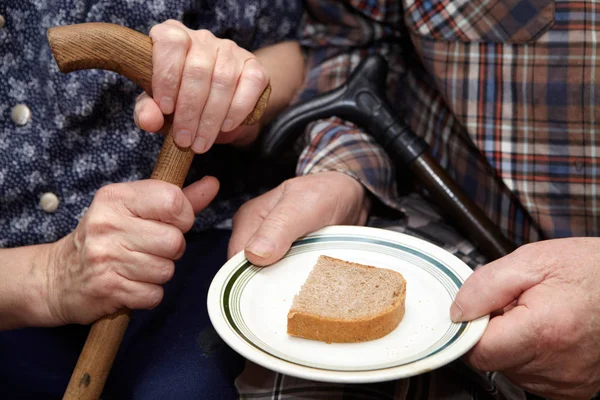 Oude paar. Armoede en brood — Stockfoto