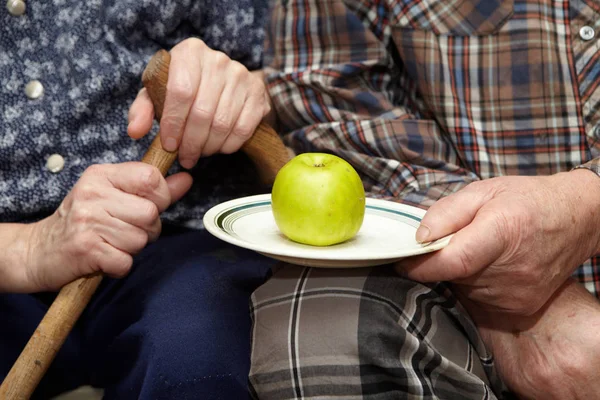 Vecchia coppia. Povertà e mela — Foto Stock