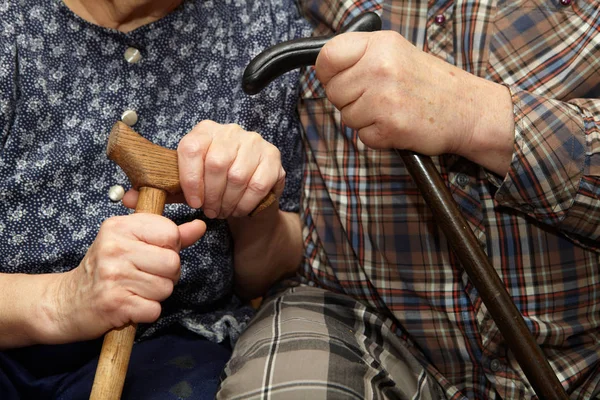 Pareja de ancianos con bastón —  Fotos de Stock