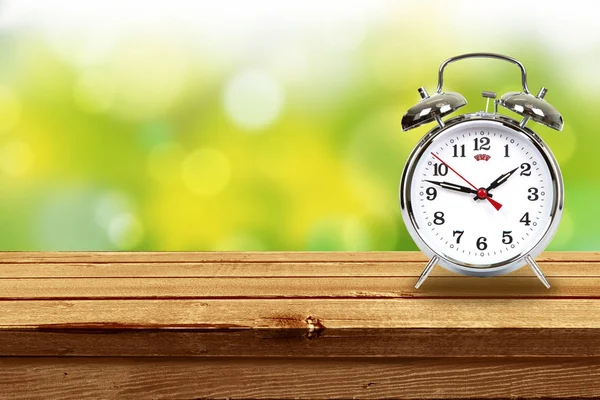 Alarme retro-relógio e mesa de madeira — Fotografia de Stock