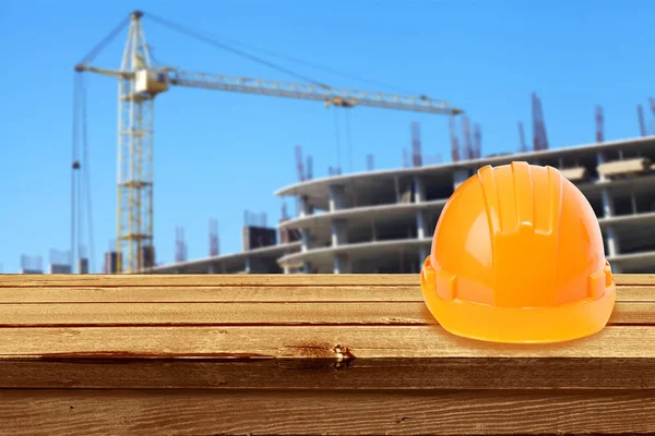 Capacete amarelo em uma mesa de madeira — Fotografia de Stock