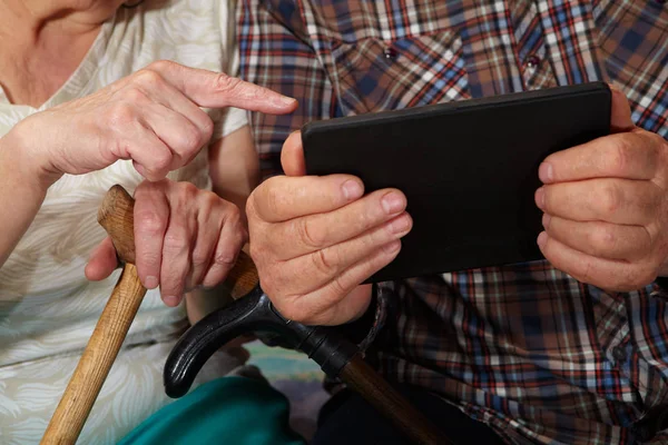 Old couple and tablet — Stock Photo, Image