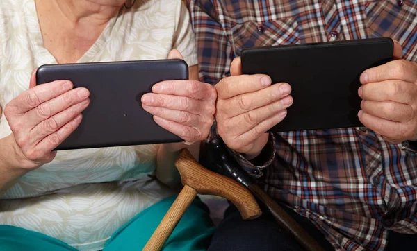 Casal velho e tablet — Fotografia de Stock