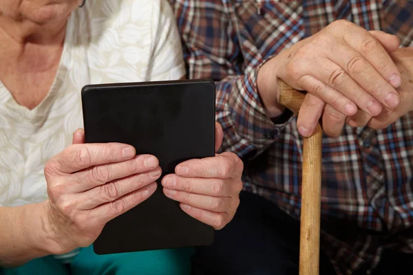 Oud koppel en tablet — Stockfoto