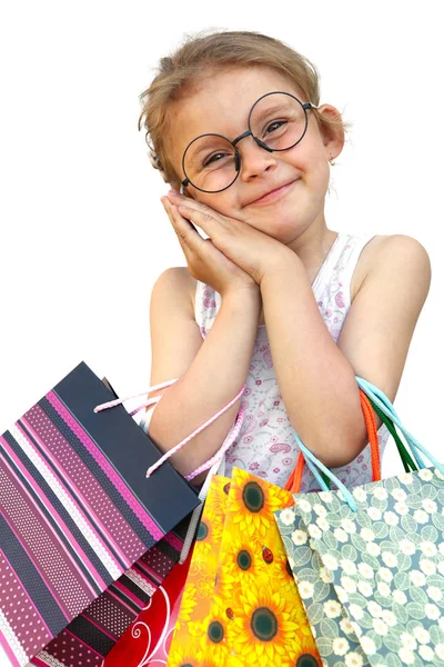 흰색 바탕에 쇼핑 가방 소녀маленька дівчинка з сумками на білому тлі — 스톡 사진