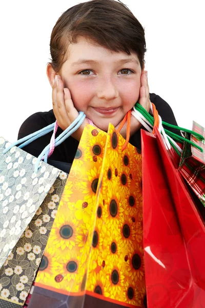 Kleines Mädchen mit Einkaufstaschen auf weißem Hintergrund — Stockfoto