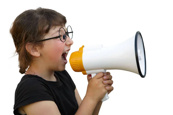 Μικρό κορίτσι που φωνάζει από το megaphone. Απομονωμένα σε λευκό φόντο — Φωτογραφία Αρχείου