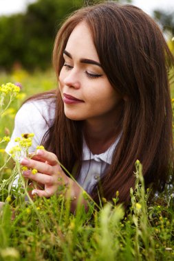 güzel bir kız bir çayırda
