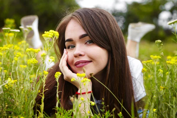 Vacker flicka i en äng — Stockfoto