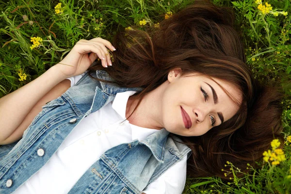 güzel bir kız bir çayırda