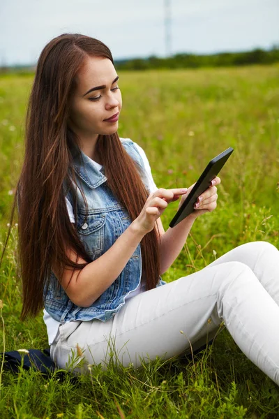 Sabahları bir çayırda güzel kız