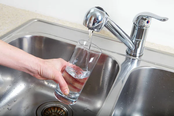 Filling glass of water — Stock Photo, Image