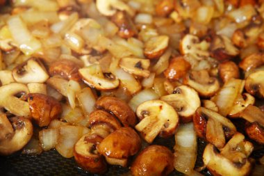Kızarmış mantarlar kızartma tavasında