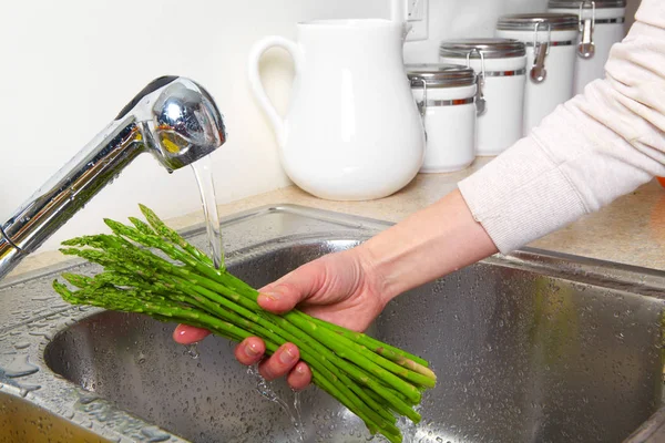 Asparagus in the sink — Stock Photo, Image