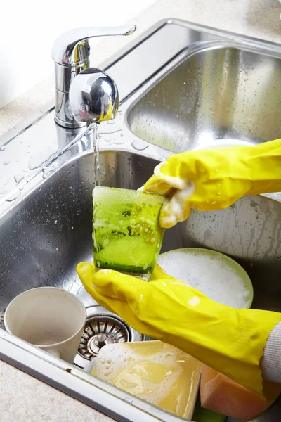 Руки мыть посуду с водопроводной водой из крана — стоковое фото