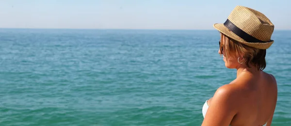 若い女性と海 — ストック写真