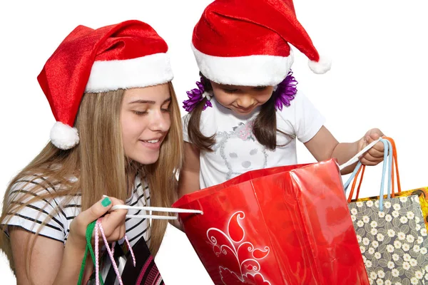 两个小女孩在毛皮帽与购物袋。圣诞节 — 图库照片
