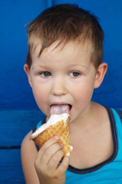Küçük çocuk dondurma yiyor.