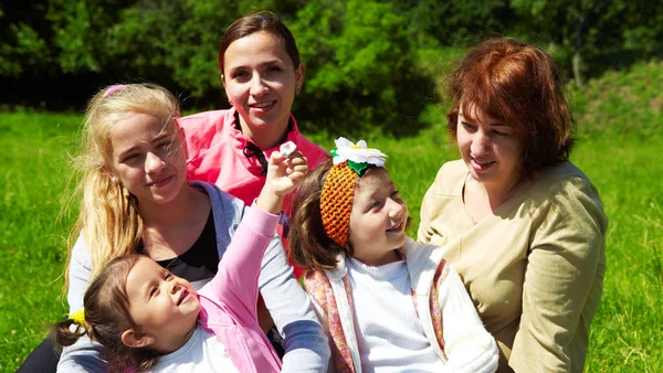 Familia acostada en la hierba —  Fotos de Stock