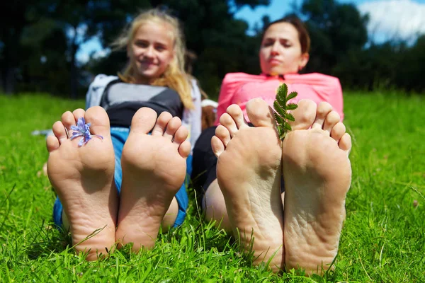 Family lying on the grass — Stock Photo, Image