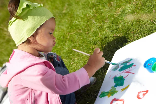 Little girl draws paints — Stock Photo, Image