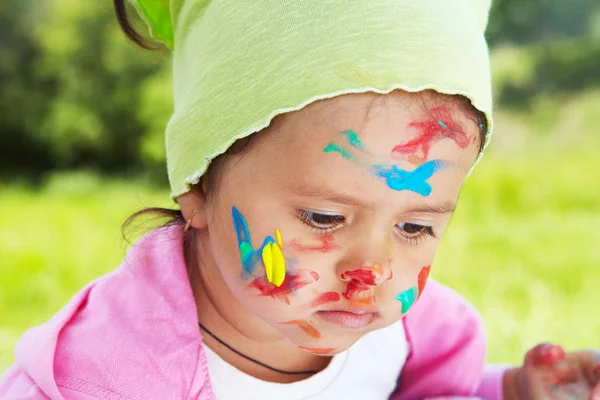 Маленька дівчинка малює фарби — стокове фото