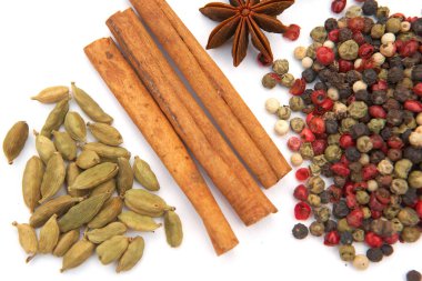 Ürün yelpazesine baharat beyaz arka plan üzerinde