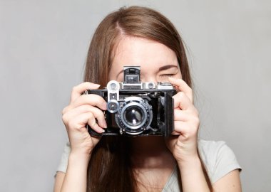 Genç kız ve retro kamera