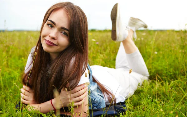 Belle fille dans une prairie — Photo