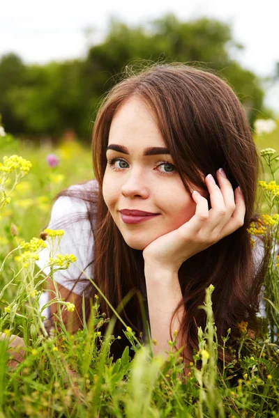 Belle fille dans une prairie — Photo