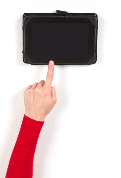 Handen in rood jasje en zwarte tablet — Stockfoto