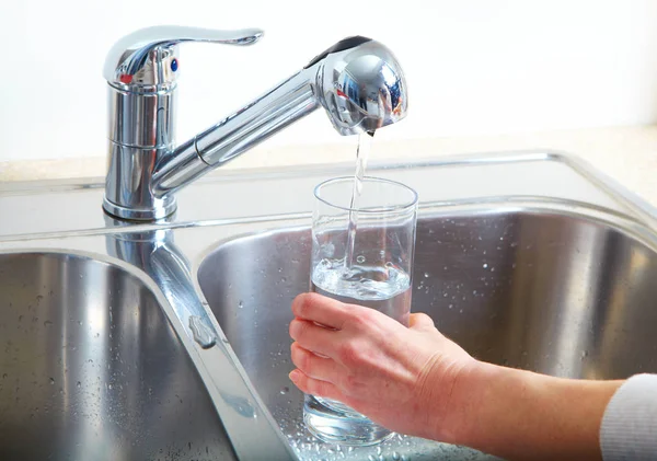Filling glass of water — Stock Photo, Image