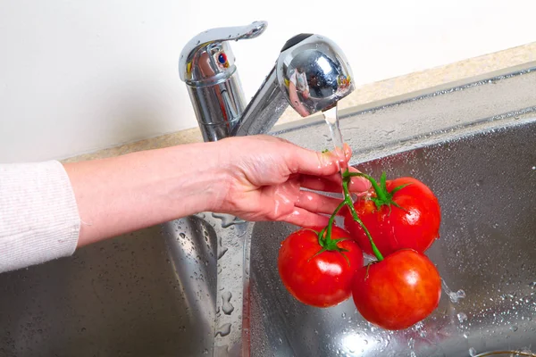 Tomate dans l'évier — Photo