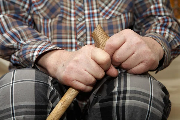 杖を持った古い男の手 — ストック写真