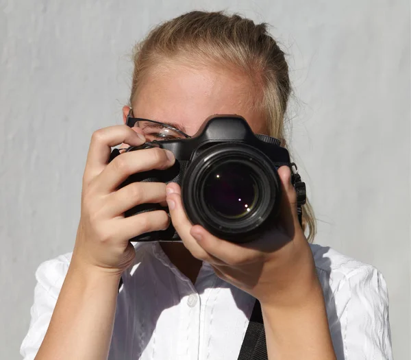デジタル カメラを持つ少女 — ストック写真