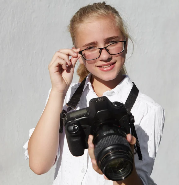 Κορίτσι με ψηφιακή φωτογραφική μηχανή — Φωτογραφία Αρχείου
