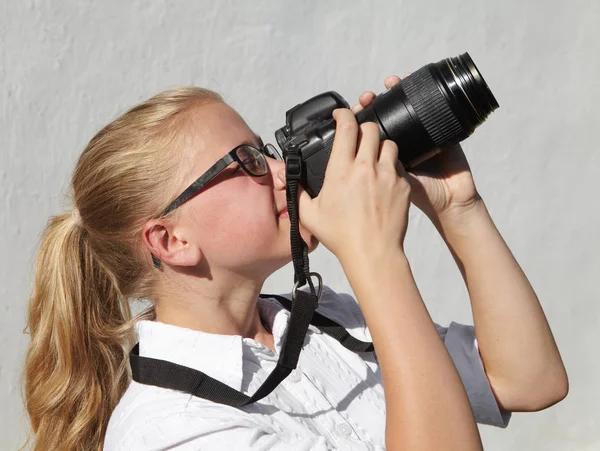 デジタル カメラを持つ少女 — ストック写真