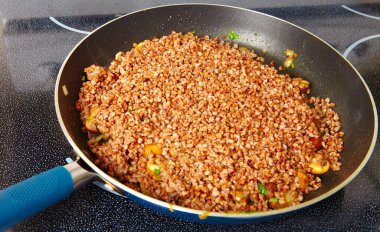 Kızarmış mantarlar kızartma tavasında