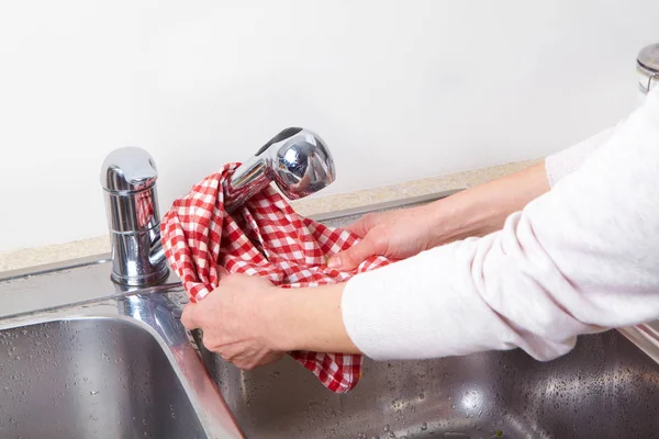 Woman washes the sink — Stock Photo, Image